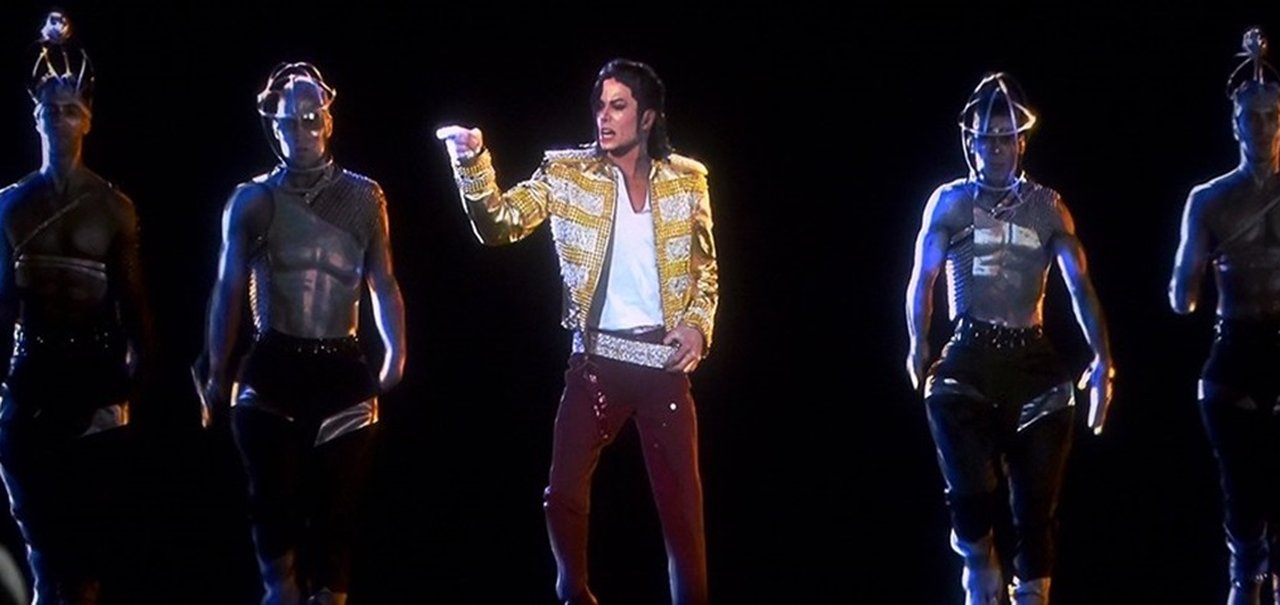 Michael Jackson volta como holograma e arrasa em apresentação [vídeo]