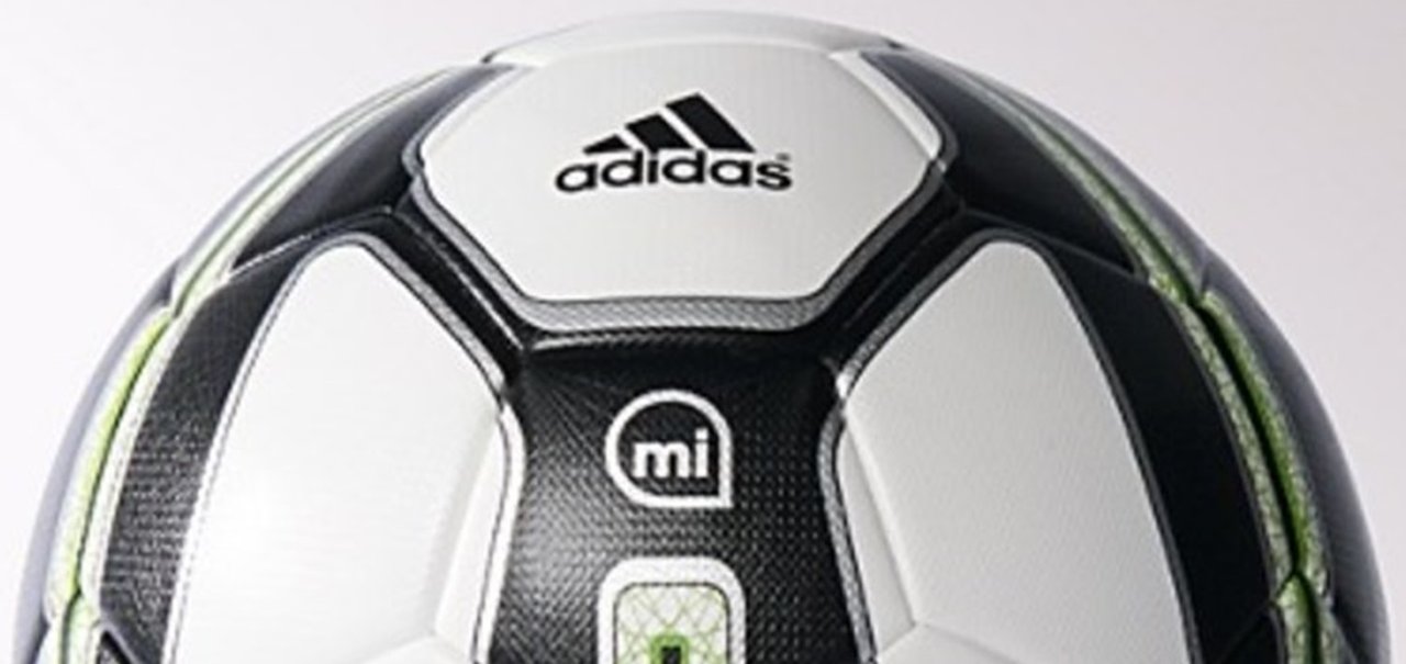 Bola de futebol inteligente da Adidas faz você bater faltas como um mestre