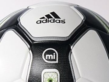 Bola de futebol inteligente da Adidas faz você bater faltas como um mestre