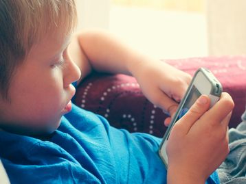 Por que crianças não devem ter smartphones e tablets antes dos 12 anos