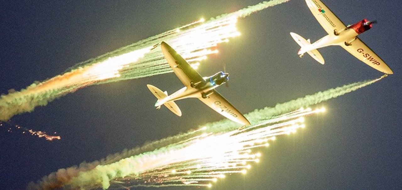 Beleza no ar: imagens e vídeos de um show pirotécnico aéreo com acrobacias