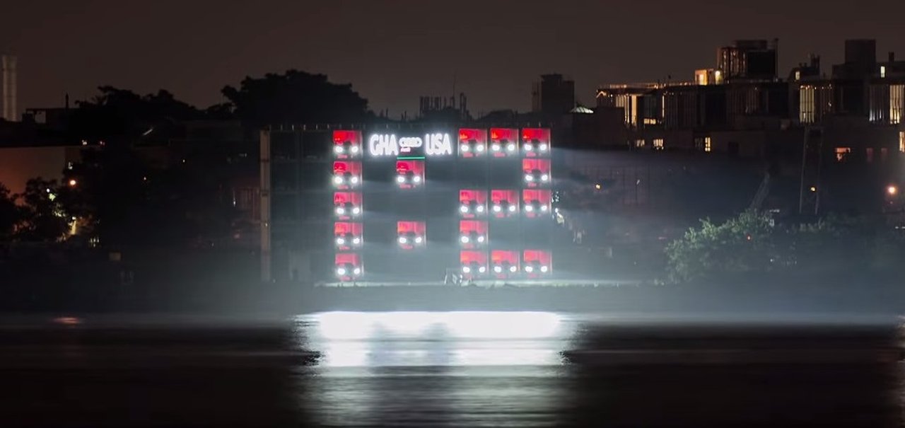 Audi constrói placar gigante para a Copa com a ajuda de 28 carros [vídeo]