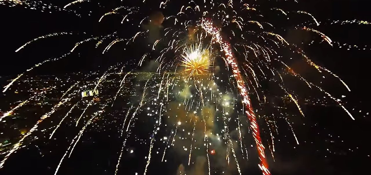 Veja como é um show de fogos de artifício filmado por um drone [vídeo]