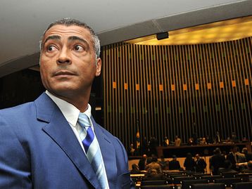 Romário detona governo e CBF no Facebook