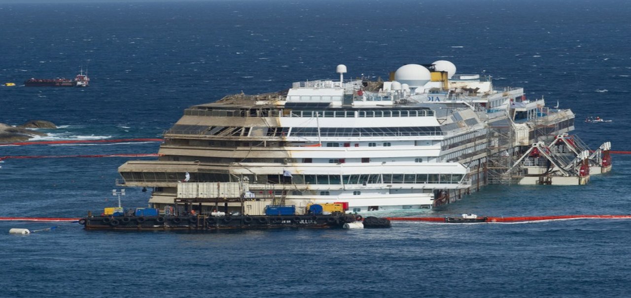 Navio Costa Concordia volta a flutuar e agora vai para Gênova