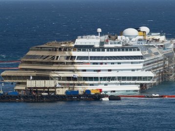 Navio Costa Concordia volta a flutuar e agora vai para Gênova