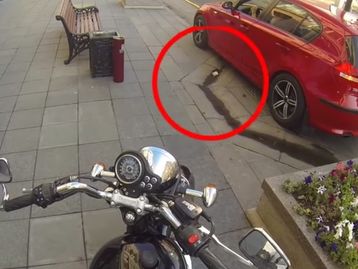 Motoqueira justiceira devolve lixo abandonado por motoristas porcos [vídeo]