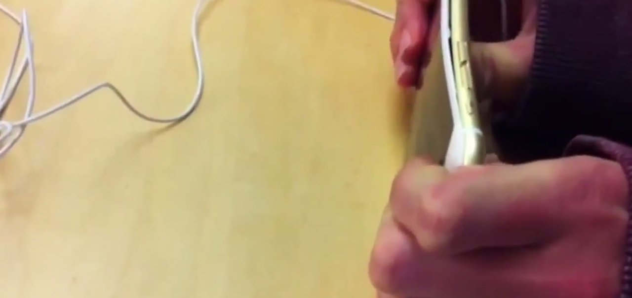 Tem gente destruindo iPhones 6 nas Apple Stores só para ver se eles dobram