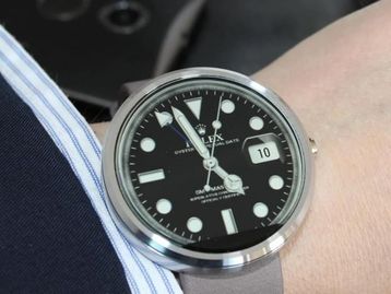 Marcas de relógios de luxo estão 'caçando temas piratas' para Android Wear