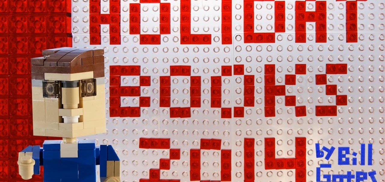 Bill Gates mostra seus livros favoritos de 2014 em vídeo feito em LEGO