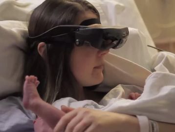 Mãe cega consegue ver seu recém-nascido com óculos especiais eSight [vídeo]