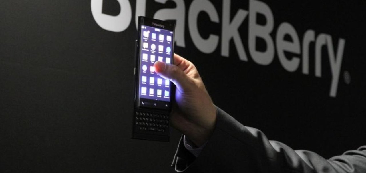 BlackBerry anuncia celular com telas laterais curvas e teclado deslizável