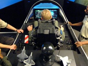 Mulher tetraplégica controla caça F-35 com sua mente em simulador de voo