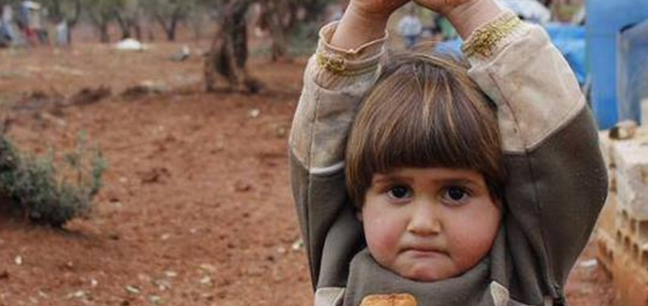 Foto de criança síria 'se rendendo' à câmera de fotógrafo comove a internet