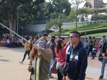 Disney proíbe pau de selfie em brinquedos e outras atrações em seus parques