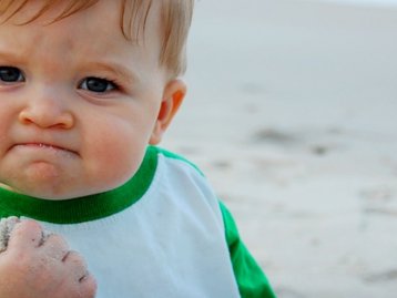 Garotinho do meme “Success Kid” faz campanha para salvar a vida do pai