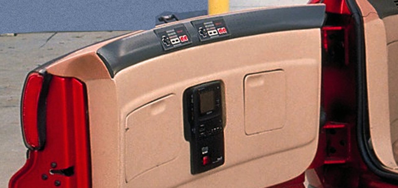 Video game no carro? Essa ideia já existia nos anos 90 com o NES
