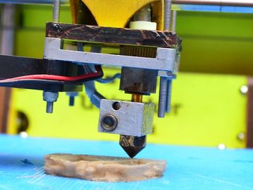 Chinês de 6 anos ganha prótese impressa em 3D no Dia das Crianças
