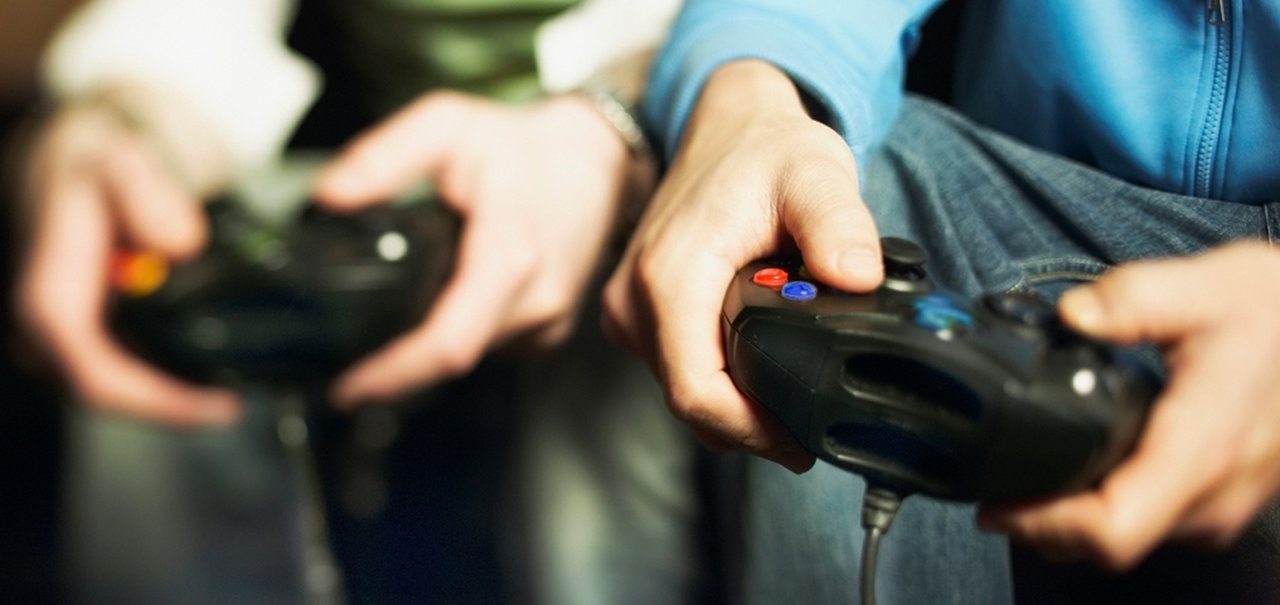 Alemão sem noção: jovem seda namorada para jogar video game em paz