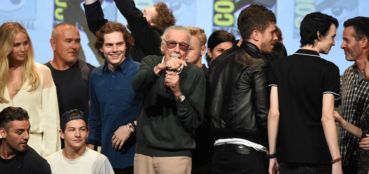 Stan Lee tira selfie histórica com elenco de filmes de super-heróis