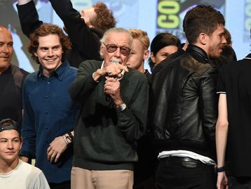 Stan Lee tira selfie histórica com elenco de filmes de super-heróis