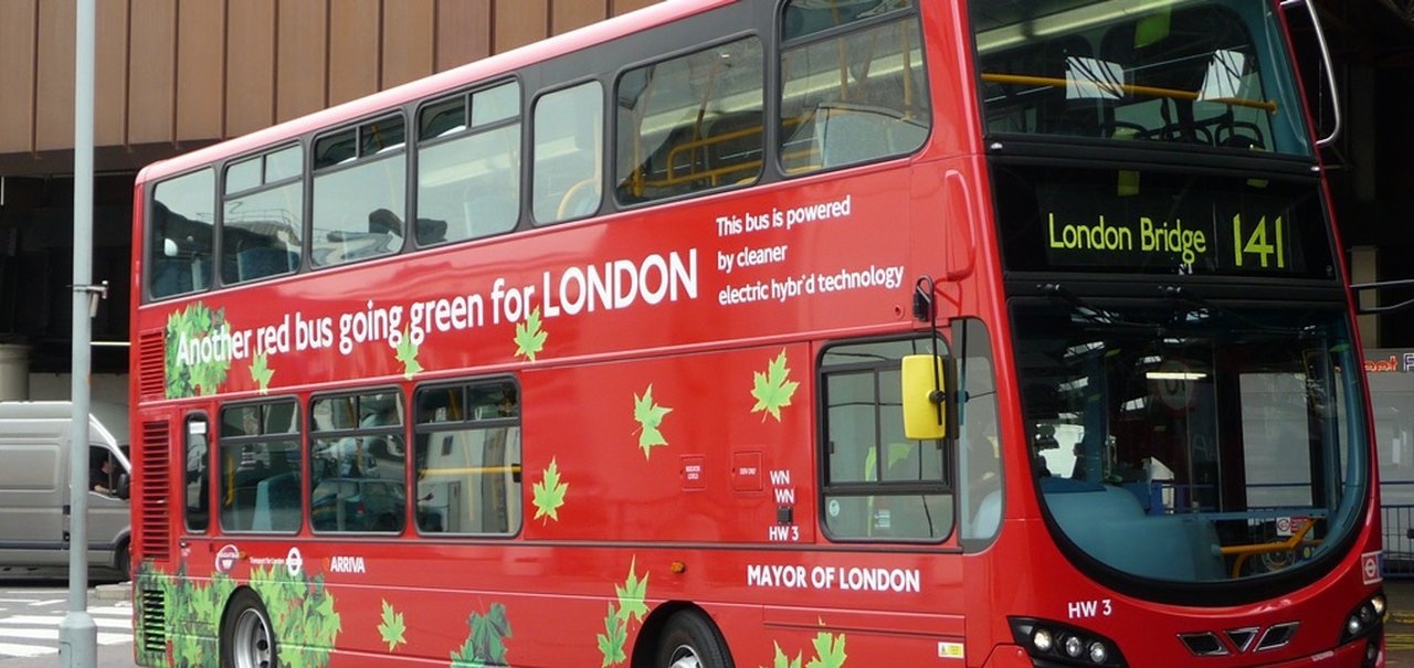 Transporte público de Londres recebe novos ônibus elétricos de dois andares