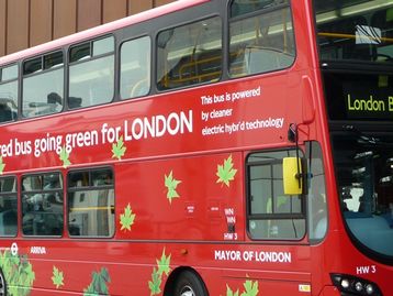 Transporte público de Londres recebe novos ônibus elétricos de dois andares