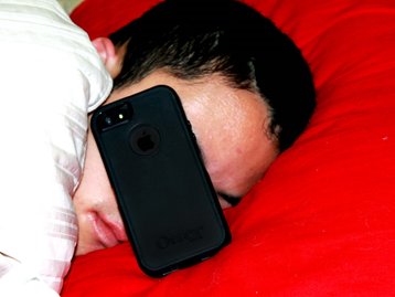 Amor possessivo? 60% dos usuários dormem segurando o celular