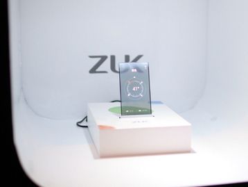 ZUK demonstra protótipo funcional de smartphone com corpo transparente