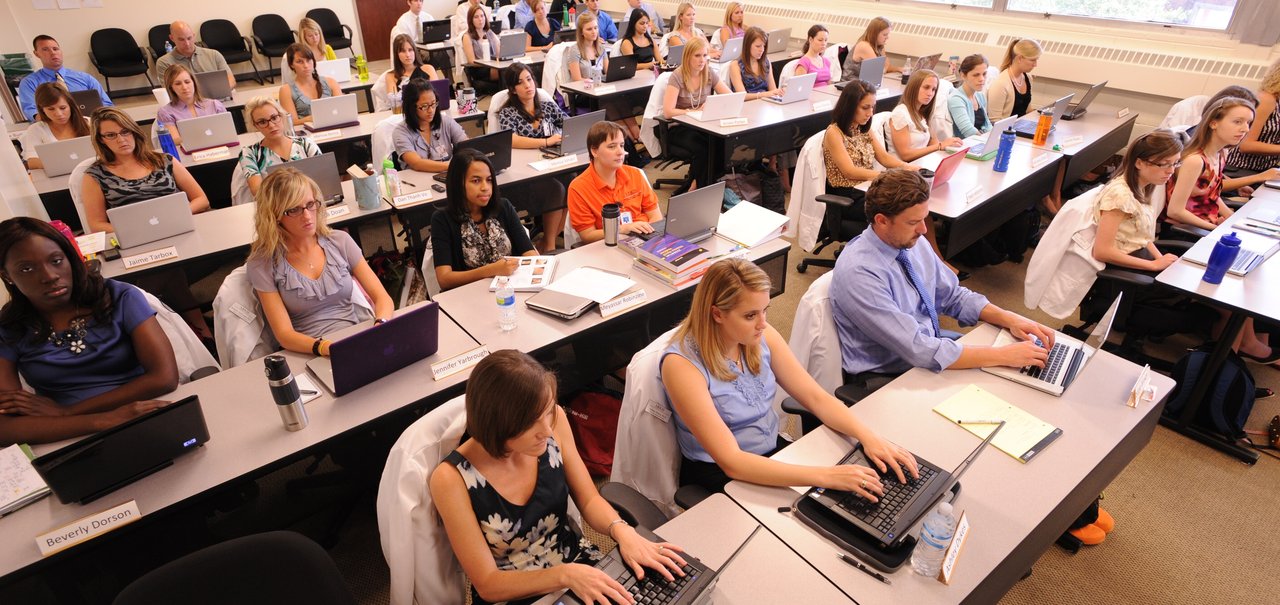 Computadores na sala de aula não melhoram desempenho escolar, diz pesquisa