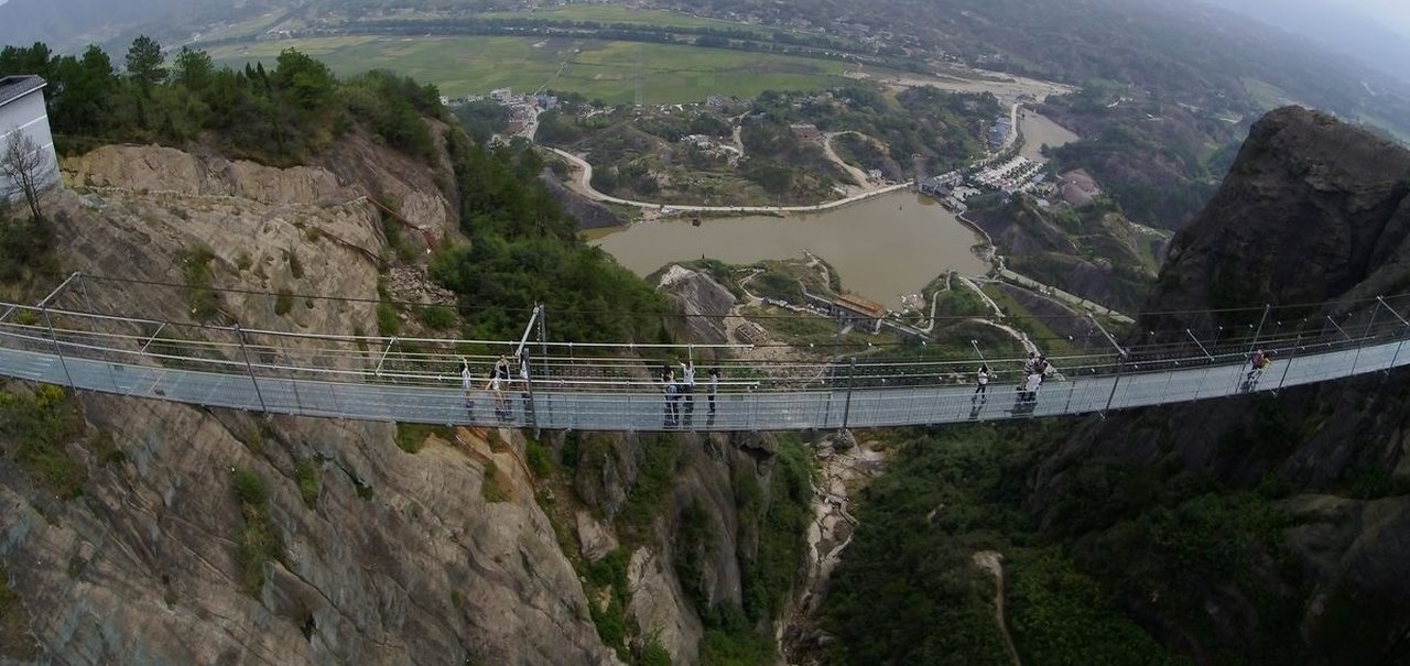 Só para os corajosos: China cria ponte suspensa feita de vidro