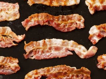 Mulher mais velha do mundo come bacon todos os dias, o dia todo