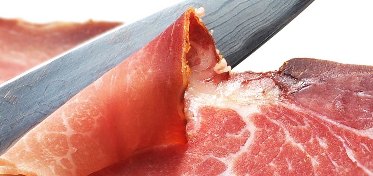 Comer bacon, salame e outras carnes processadas pode causar câncer, diz OMS