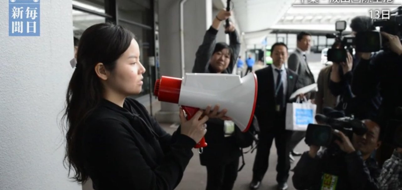 Megafone traduz automaticamente falas para três idiomas diferentes