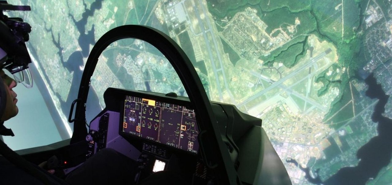 Pilotos americanos treinam virtualmente como manobrar caça de combate F-35