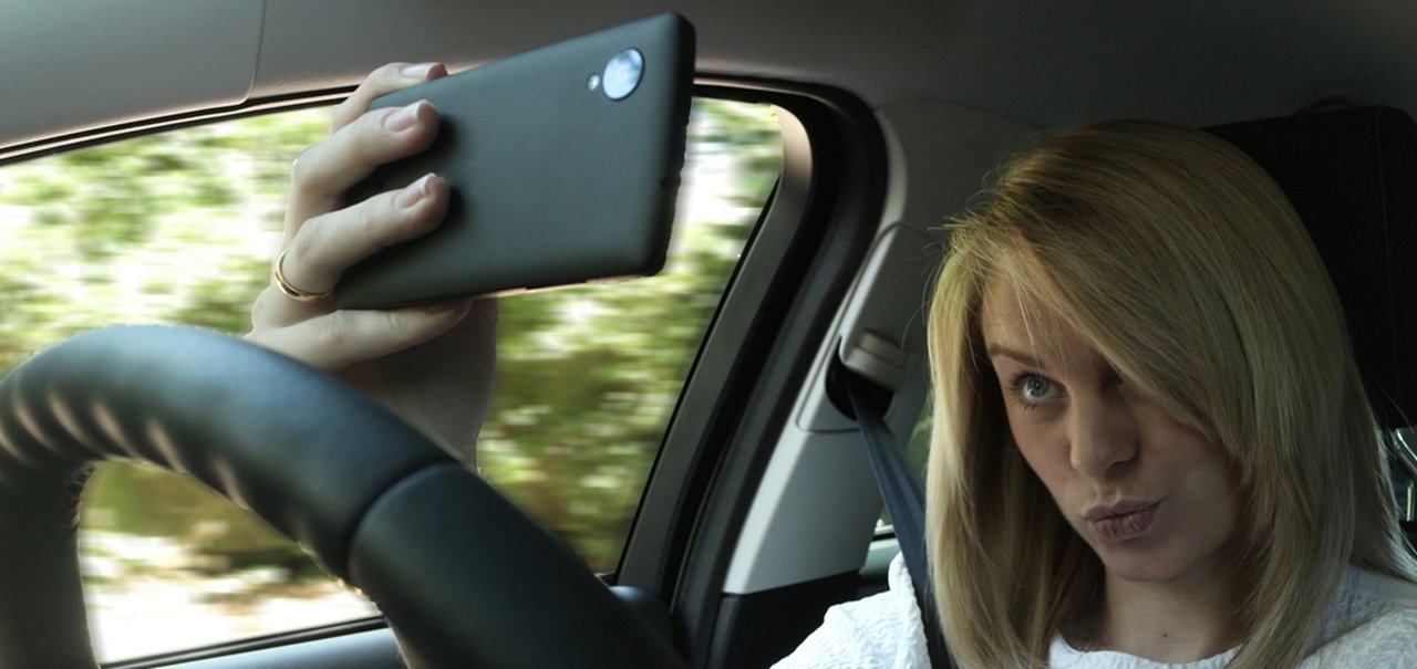 Pesquisa da Ford demonstra os riscos de tirar uma selfie ao volante