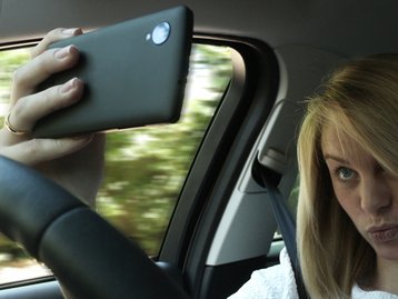 Pesquisa da Ford demonstra os riscos de tirar uma selfie ao volante