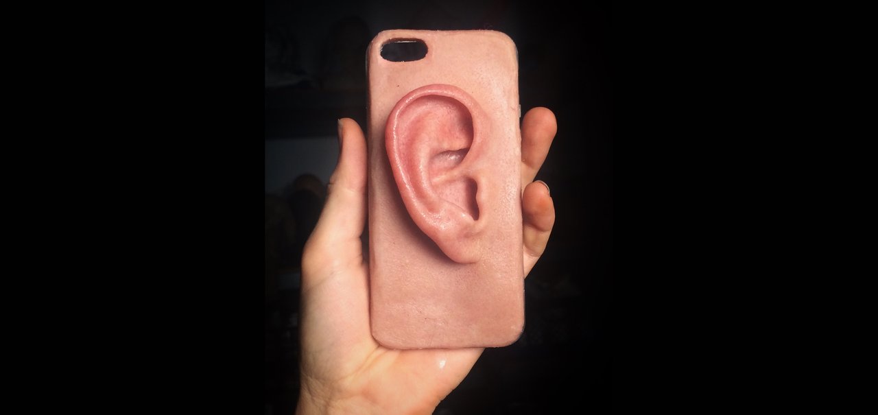 Bizarro: artista cria case de iPhone com prótese de orelha