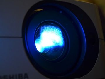 Do celular pra parede: 5 projetores que você pode usar em seu smartphone