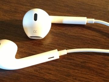 Eca! Compartilhar fones de ouvido pode ser mais nojento do que você imagina