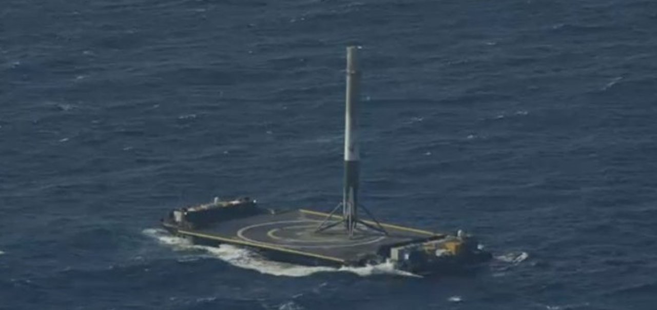 Histórico: SpaceX pousa com sucesso foguete em base no mar pela 1ª vez