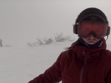Snowboarder desligada é perseguida por urso, mas nem percebe