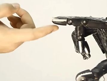 Cientistas criam mão robótica capaz de aprender movimentos sozinha [vídeo]
