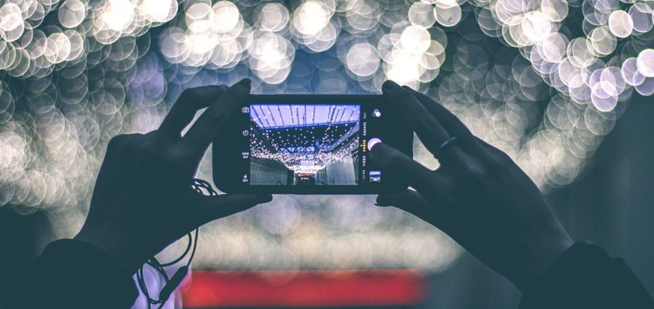 O que é e para que serve a abertura da câmera no seu celular?