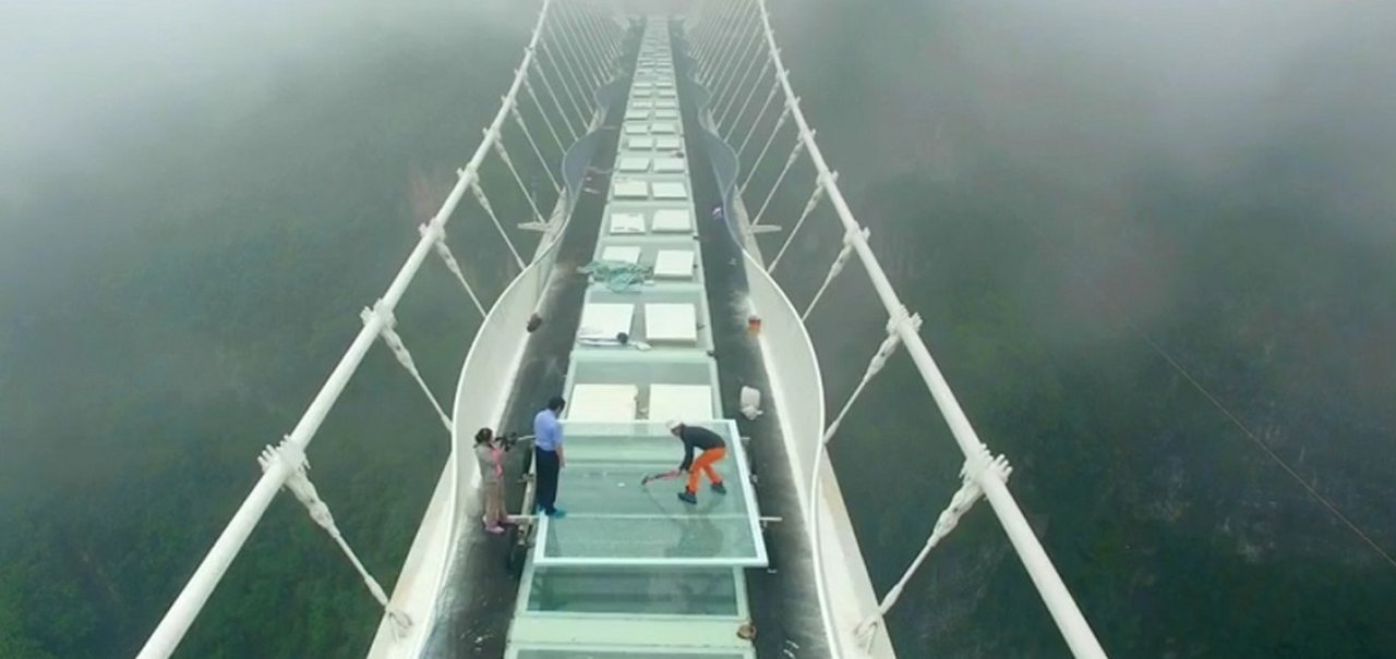 Ponte de vidro chinesa é testada à base de marretada