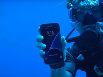 No fundo do mar: qual smartphone top de linha resiste mais tempo? [vídeo]