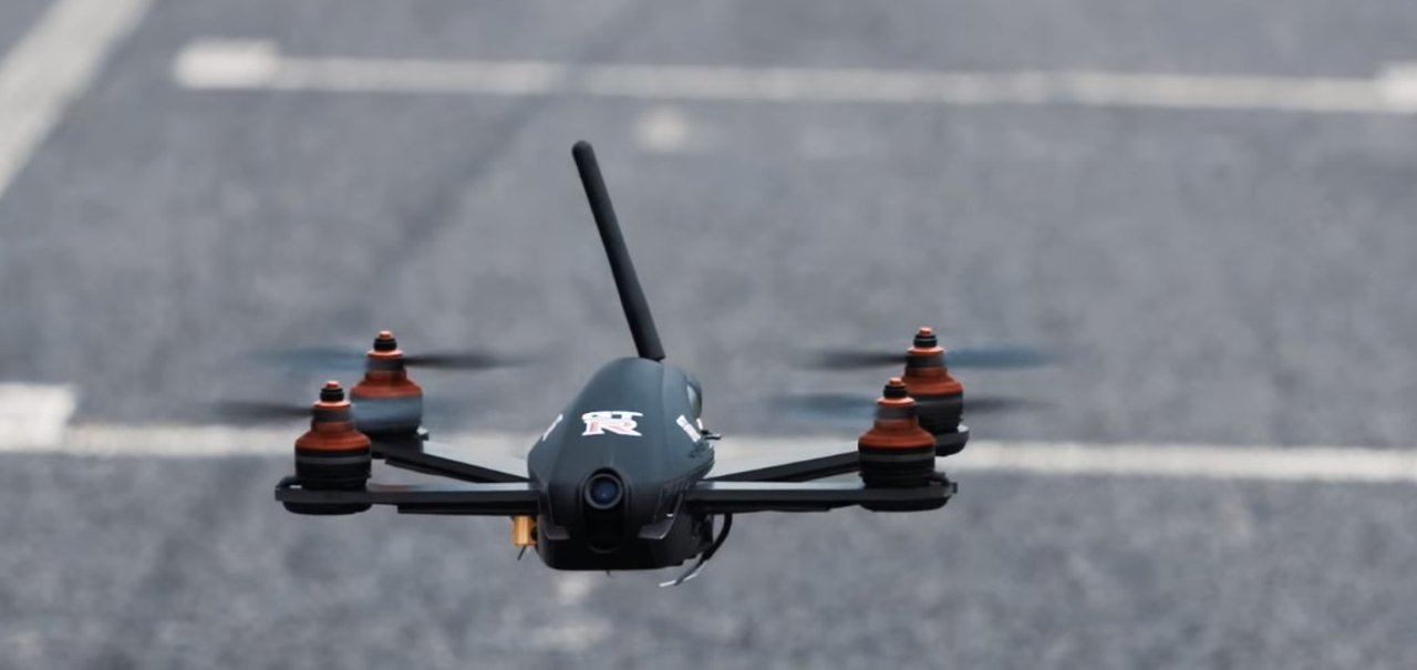 Será que um drone de corrida é mais rápido que um Nissan GT-R? [vídeo]