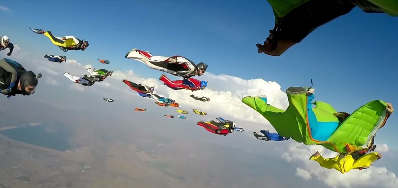 Wingsuit: o que acontece quando 61 paraquedistas saltam ao mesmo tempo?