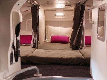 Você sabia que aviões têm quartos para comissários de bordo descansarem?