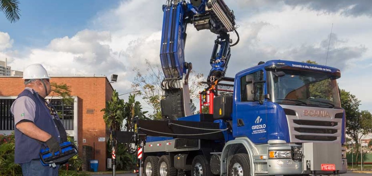 Scania mostra caminhão-guindaste 'mais poderoso' da América Latina